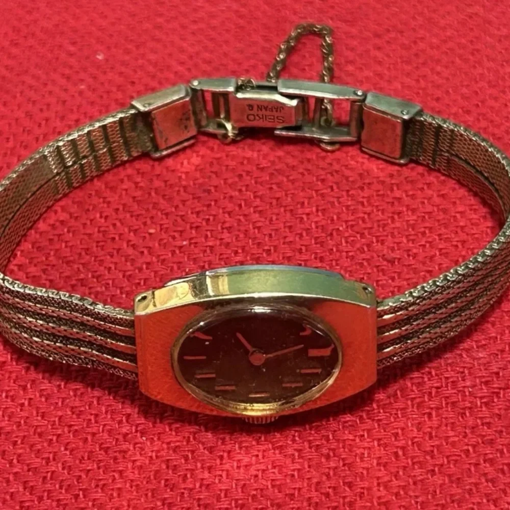 Vintage Seiko Ladies Gold Tone Manual Wind Wrist Watch 241313 Works RARE!‎